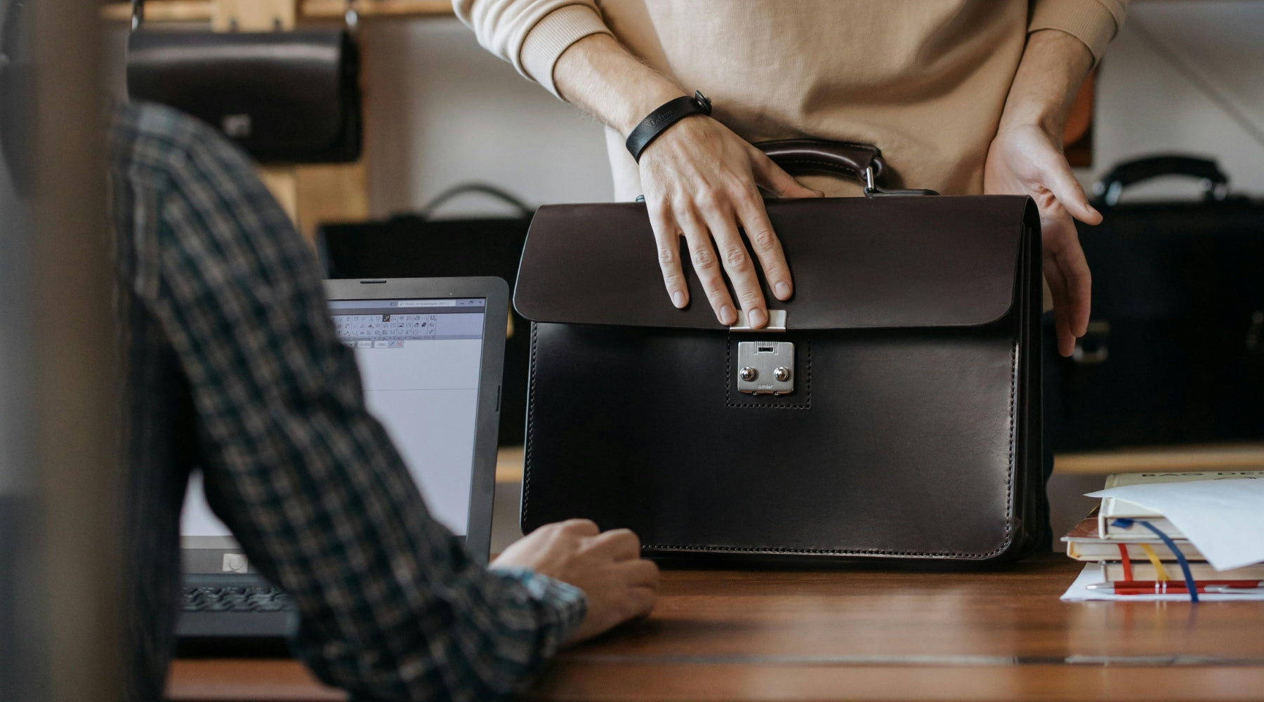 Du Tannage à la Finition : Fabrication d'une Sacoche en Cuir